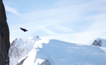 Wingsuit: lanciarsi con la tuta alare per inseguire il sogno di Icaro wingsuit: lancio con la tuta alare